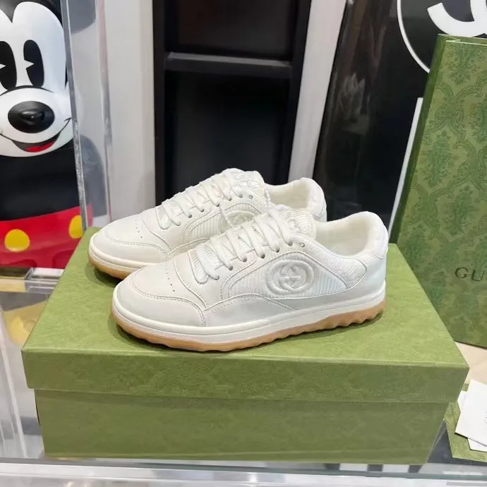 👟👟Ex-factory price 520👟👟 Women's shoes Women's clothing Women's shoes factory Women's shoes Women's clothing Men's size +10 Gucci Gucci 2023 latest hot model MAC80 sneakers Couple style casual retro old dirty shoes small dirty shoes white shoes original purchase development production production Gucci MAC80 new hot model series The exquisite and compact interlocking double G logo romantically interprets the aesthetic concept of this series. Made of off-white leather, retro inspiration is cleverly integrated into the design of sports shoes, reinterpreting the brand logo. Fabric: Original custom-made imported first-layer cowhide. Lining: Original custom-made imported breathable mesh lining. Outsole: Original molded two-color T👟👟factory price U outsole. Bottom thickness: 3CM. Size: women's 35-40 / men's 39-45.
